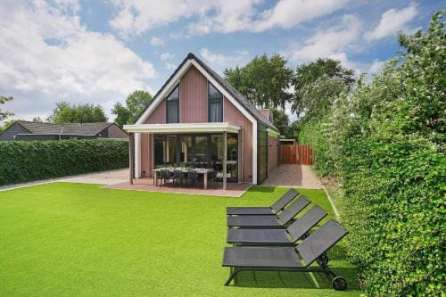 Villa Mastlo 2x 10 persons Ouddorp large garden, 1500 meters to the dunes and beach with 2 jacuzzi's Hotel in Ouddorp