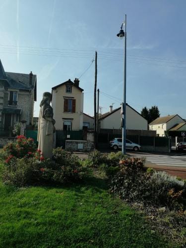LOUE STUDIO PROPRE !, Endroit tres calme, a 5 minutes gare mantes la jolie, Hotel in Île-de-France