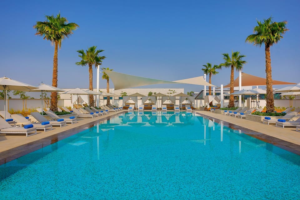 Swimming pool [outdoor]