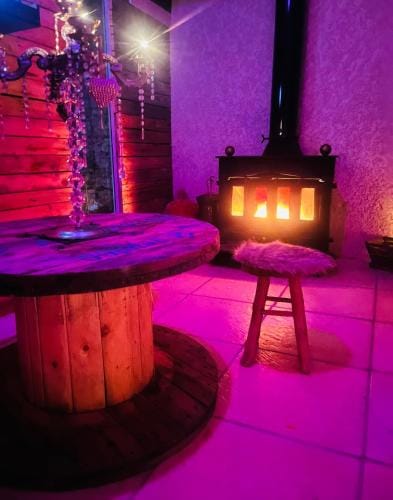 La k abane jacuzzi exterieur chauffee piscine de saison totalement privatise Hotel in Auvergne-Rhône-Alpes