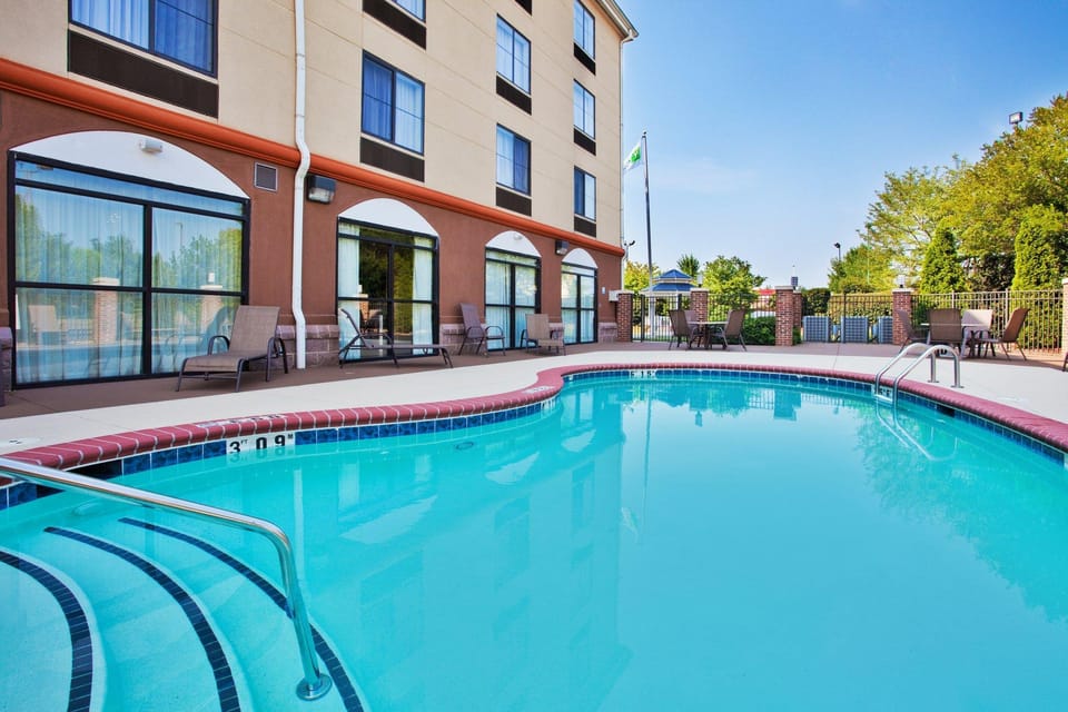 Swimming pool [outdoor]