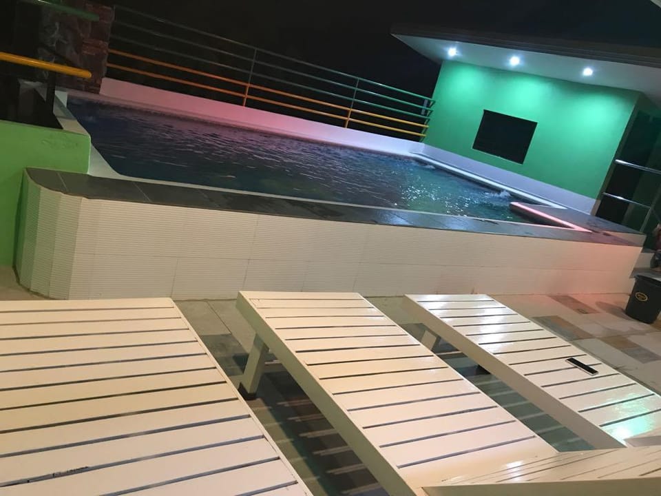 Swimming pool [outdoor]
