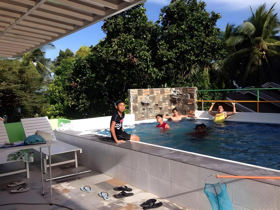 Swimming pool [outdoor]