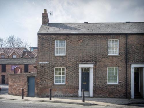 The Tansy House on Queen Street Hotel in York