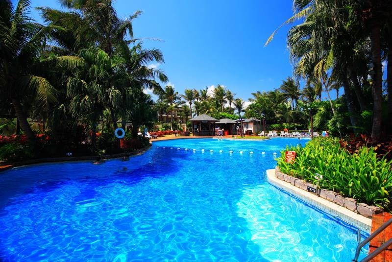 Swimming pool [outdoor]