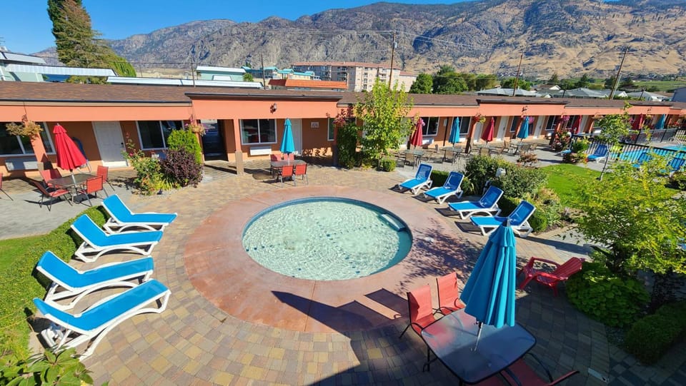 Sahara Courtyard Inn & Suites Osoyoos Hotel in Osoyoos