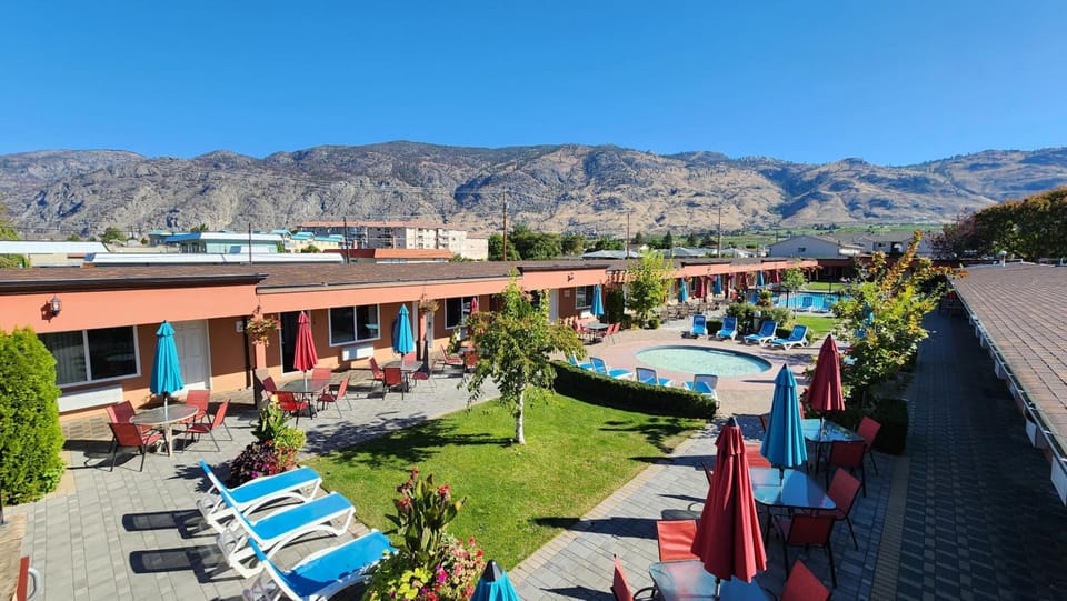 Sahara Courtyard Inn & Suites Osoyoos Hotel in Osoyoos