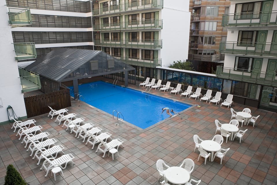 Swimming pool [outdoor]