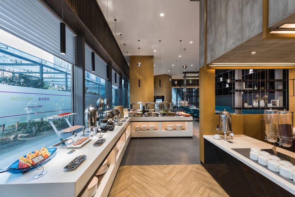 Mercure Shanghai Hongqiao Railway Station Hotel in Shanghai