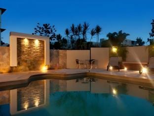 Swimming pool [outdoor]