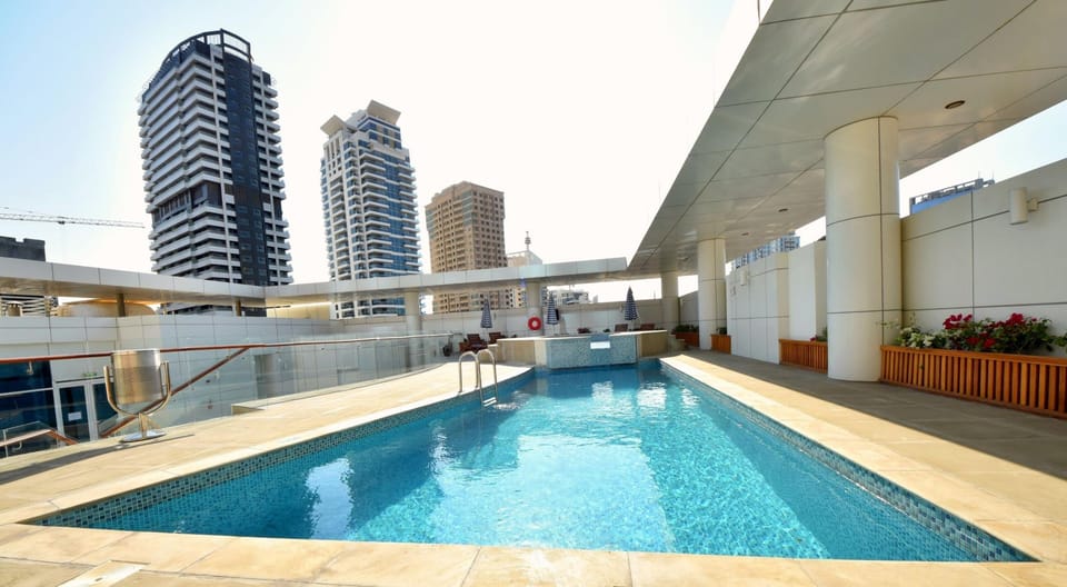 Swimming pool [outdoor]