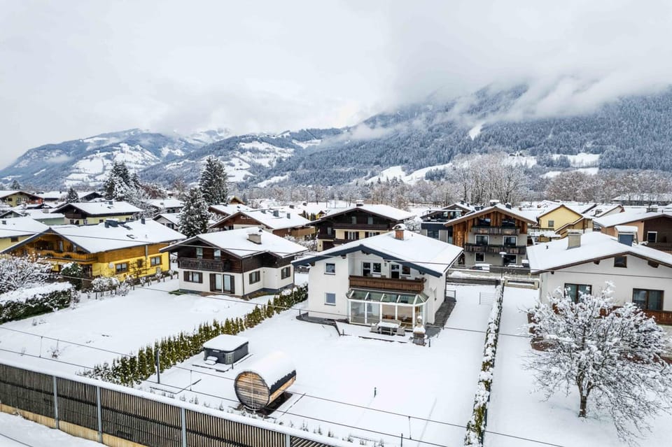 Spa Chalet Lodges by we rent Hotel in Zell am See