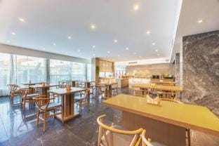 Qingmu Platinum Hotel (Danyang High-Speed Railway Station Wuyue Plaza) Hotel in Jiangsu