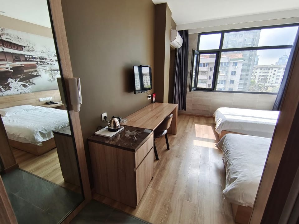 Quanqi Qingju Hotel (Danyang Railway Station Glasses City) Hotel in Jiangsu