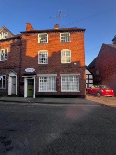 Whispering Place Georgian Grade II Sleeps 6 Adults 3 mins from Safari Park & Steam Train Hotel in Bewdley