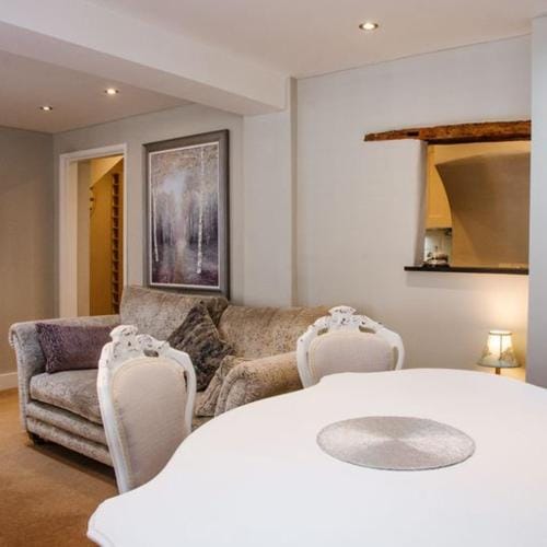 Whispering Place Georgian Grade II Sleeps 6 Adults 3 mins from Safari Park & Steam Train Hotel in Bewdley