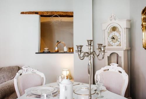 Whispering Place Georgian Grade II Sleeps 6 Adults 3 mins from Safari Park & Steam Train Hotel in Bewdley