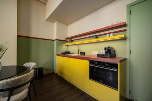 The Queen's Twelve by Romy&Travis Hotel in Bruges