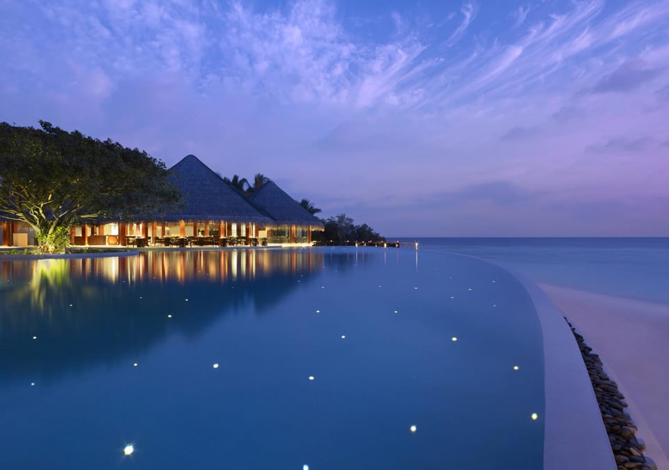 Swimming pool [outdoor]