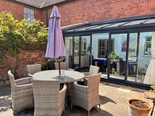 Rie's Retreat - The Emerald room Hotel in Glastonbury