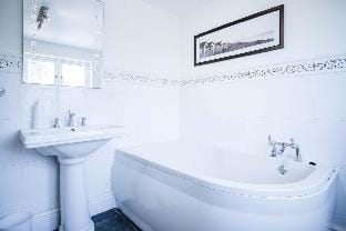 Angle Adventures - 4 Bedroom Cottage - Angle Hotel in Wales