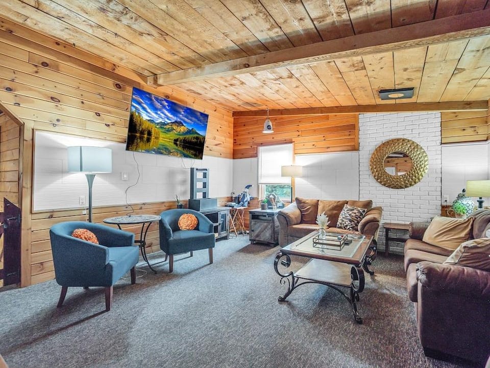 Timberline Lodge, Downtown Ellicottville - Near Ski Resort Hotel in Ellicottville