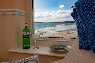 7 South Beach Court - Sea Front Apartment with Spectacular Sea Views Hotel in Wales
