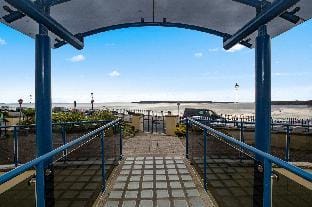 7 South Beach Court - Sea Front Apartment with Spectacular Sea Views Hotel in Wales