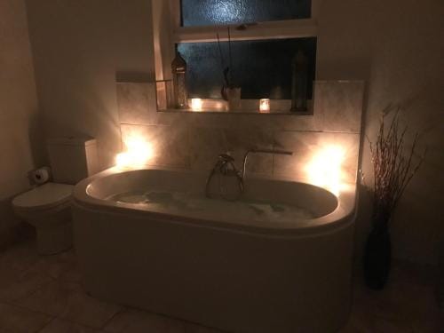 Rie's Retreat- The Gold Room Hotel in Glastonbury