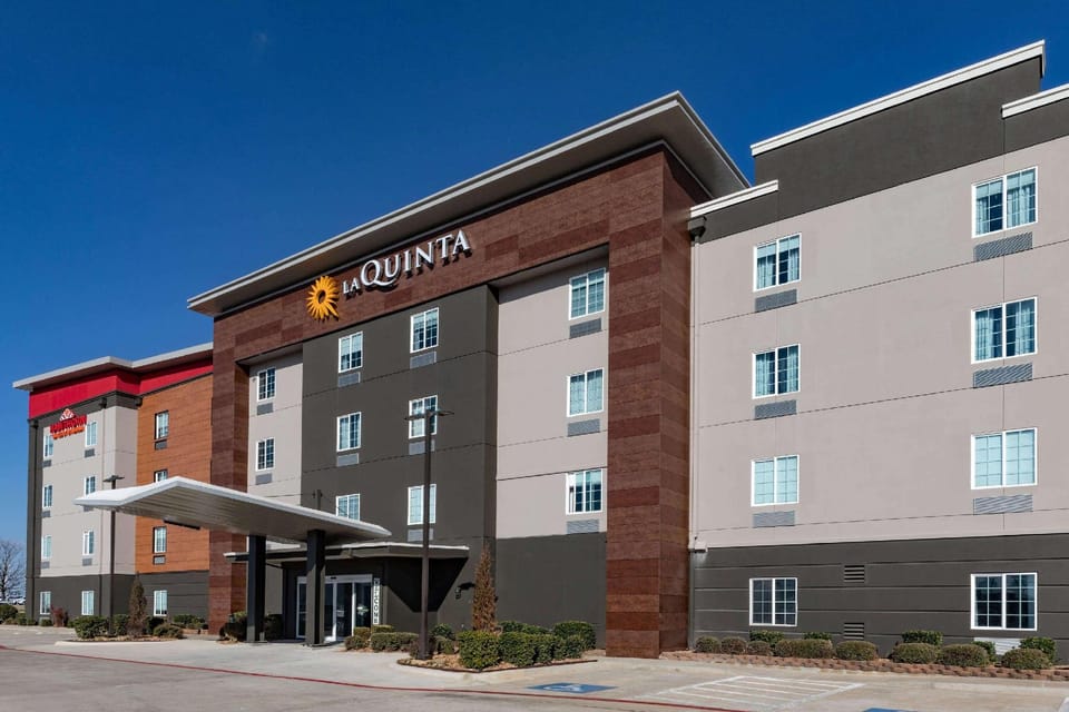 La Quinta Inn & Suites by Wyndham Ardmore Hotel in Ardmore