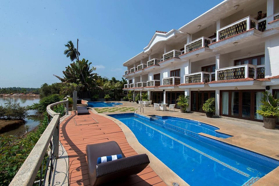 Swimming pool [outdoor]