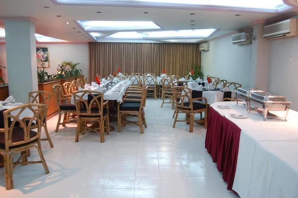 Hotel De Crystal Crown Hotel in Dhaka