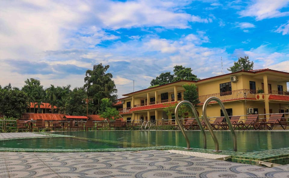 Swimming pool [outdoor]