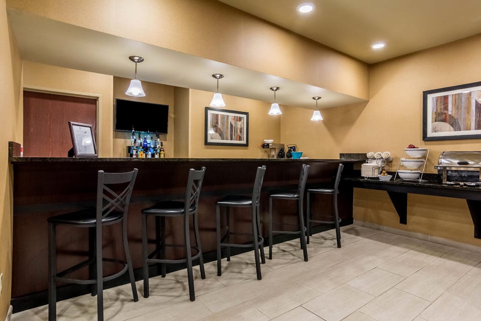 Cobblestone Hotel & Suites - Harborcreek Hotel in Allegheny River