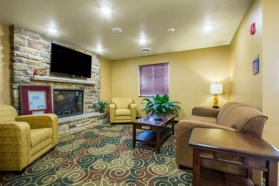 Cobblestone Inn & Suites - Corry Hotel in Allegheny River