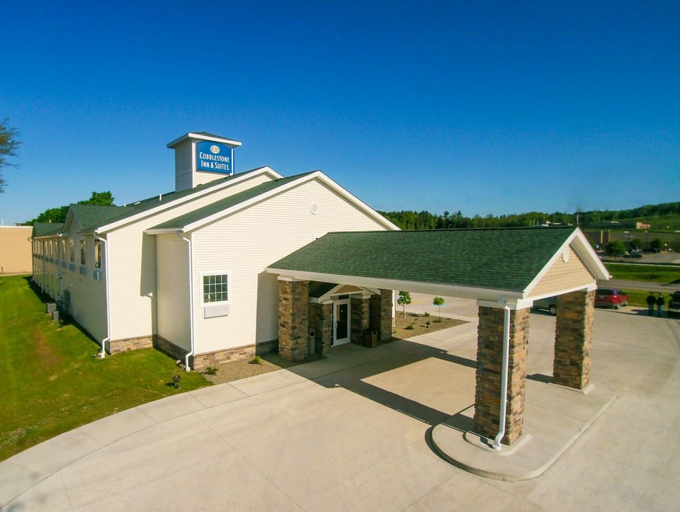 Cobblestone Inn & Suites - Corry Hotel in Allegheny River