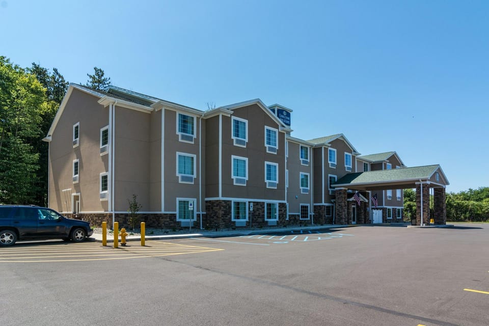 Cobblestone Hotel & Suites - Greenville Hotel in Lake Erie