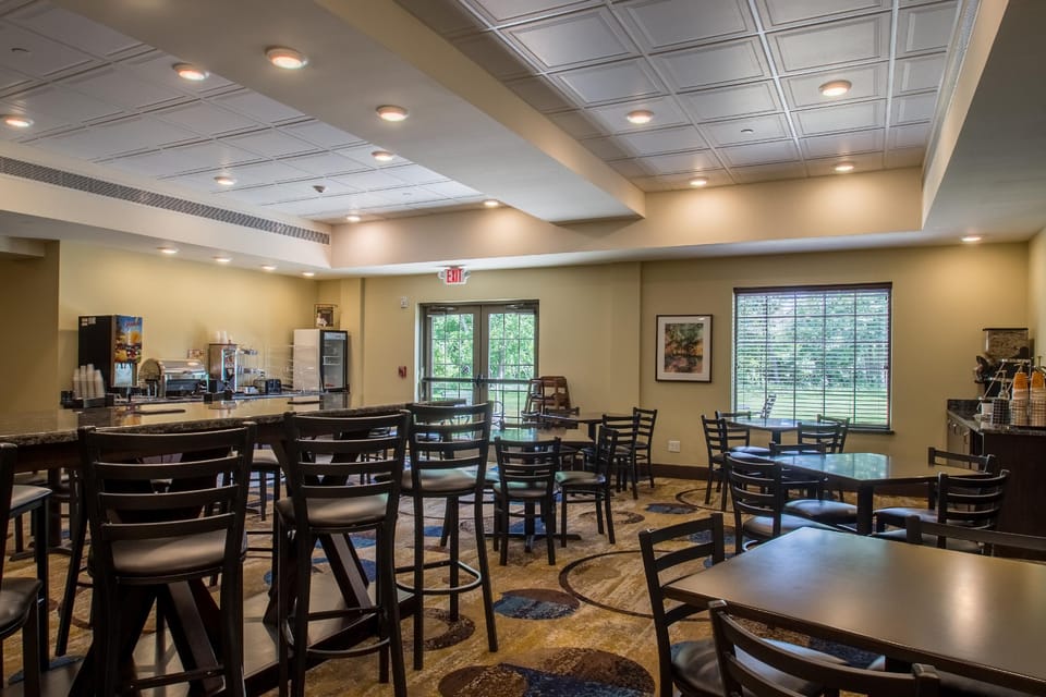 Cobblestone Hotel & Suites - St. Mary's Hotel in Allegheny River