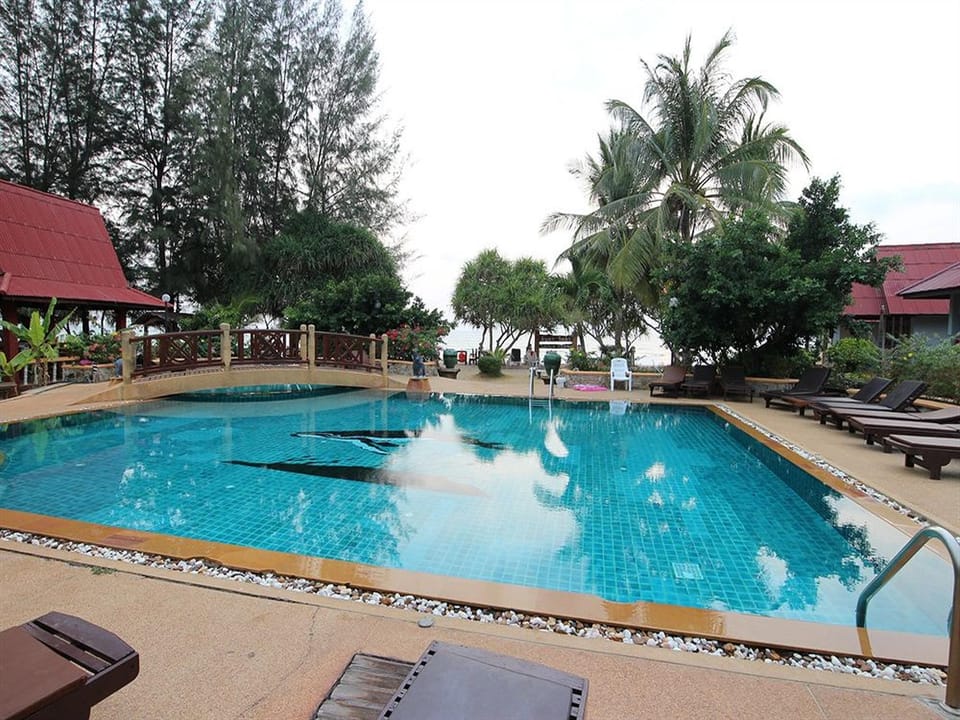 Swimming pool [outdoor]