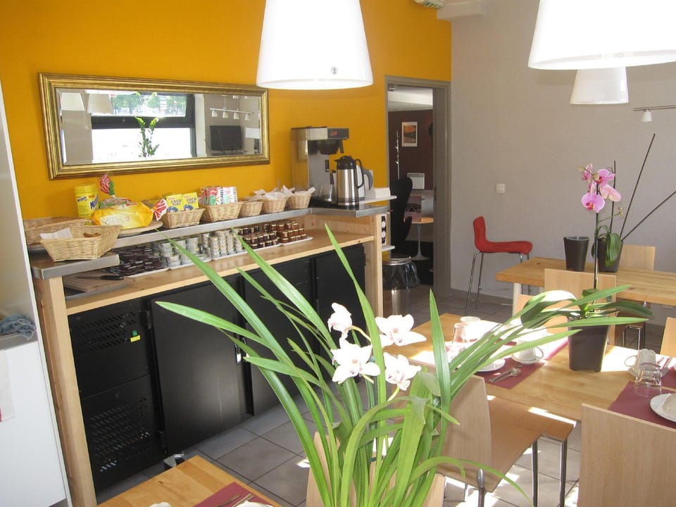 Le Carmin by Popinns Hotel in Vitry-sur-Seine