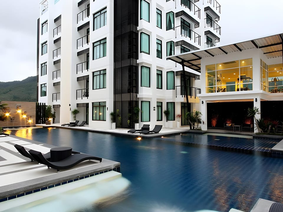 Swimming pool [outdoor]