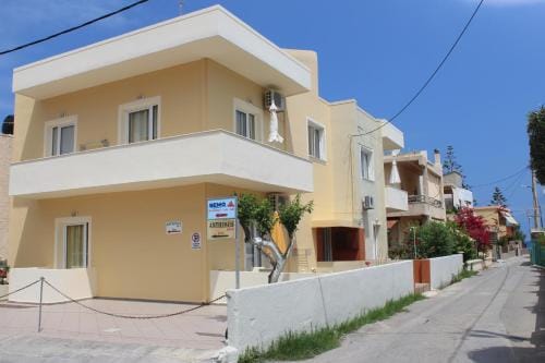 Rosmaris Apartments Hotel in Platanias