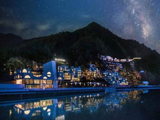 The City On The Cliff Hotel in Zhejiang