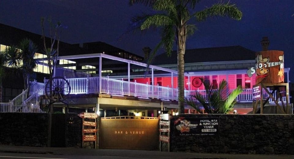 Shooters Saloon Hostel in Auckland