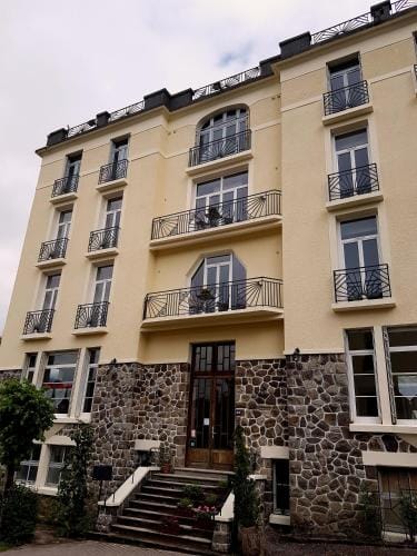 Le Pavillon Hotel in Auvergne-Rhône-Alpes