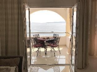 sea view apt w/ swimming pool and jacuzzi a8 Hotel in Okrug Gornji