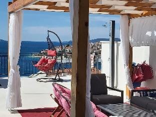 sea view apt w/ swimming pool and jacuzzi a8 Hotel in Okrug Gornji