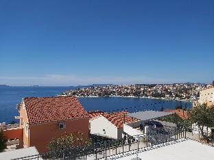 sea view apt w/ swimming pool and jacuzzi a8 Hotel in Okrug Gornji