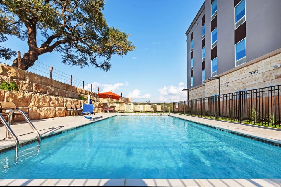 Swimming pool [outdoor]