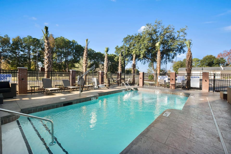Swimming pool [outdoor]